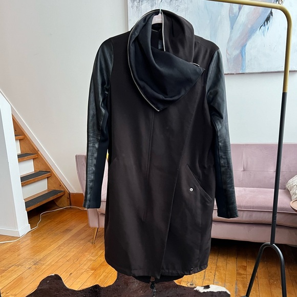 RUDSAK COAT WITH LEATHER SLEEVES
GENUINE LEATHER SLEEVES - Picture 1 of 6